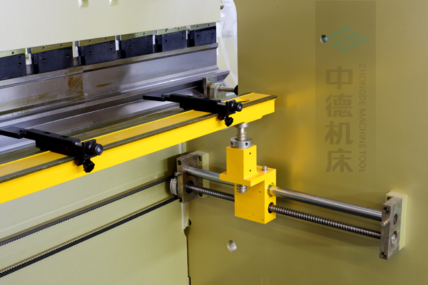ZDP-10032高精度x軸結(jié)構(gòu)，采用滾珠絲桿，精度高無游隙，淬火高強度擋指，并有倒三角鎖卡裝置不掉落.jpg