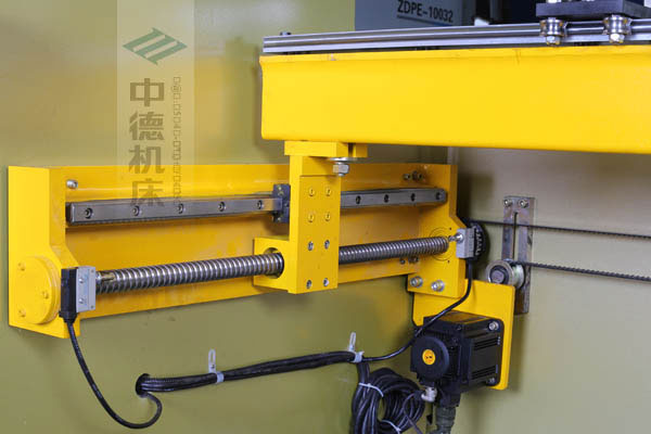 ZDPK-10032X軸配有滾珠絲桿及直線導軌，大功率伺服電機，鋼絲同步帶，能顯著提升X軸定位精度及速度